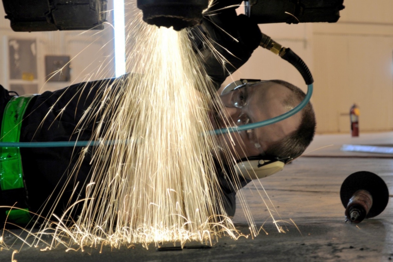 carrosserie-HYERES-min_mechanic_service_airplane_grinder_sparks_metal_plane_aviation-749556